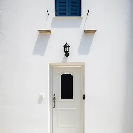 Charming White House Retreat With Balcony In Paros Lefkes *