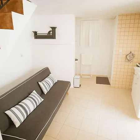 Charming White House Retreat With Balcony In Paros Lefkes شقة